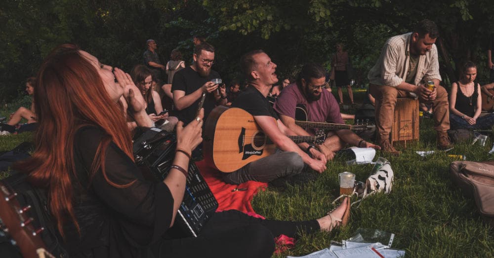 Eliška och Robin ropar nästa låtnummer i Lužánky, Brno
