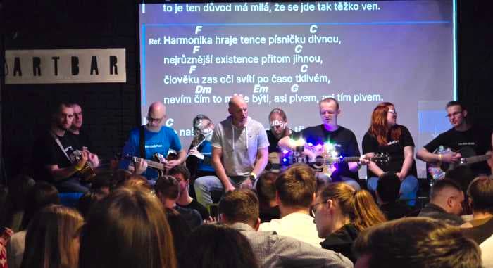 KytarovkaBrno v ArtBaru v Brně, s živou projekcí písničky