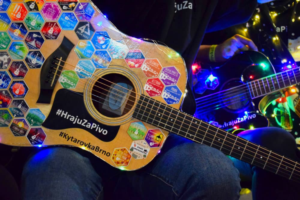 Gitarr med sexkantiga klistermärken designade av Petra Durcová